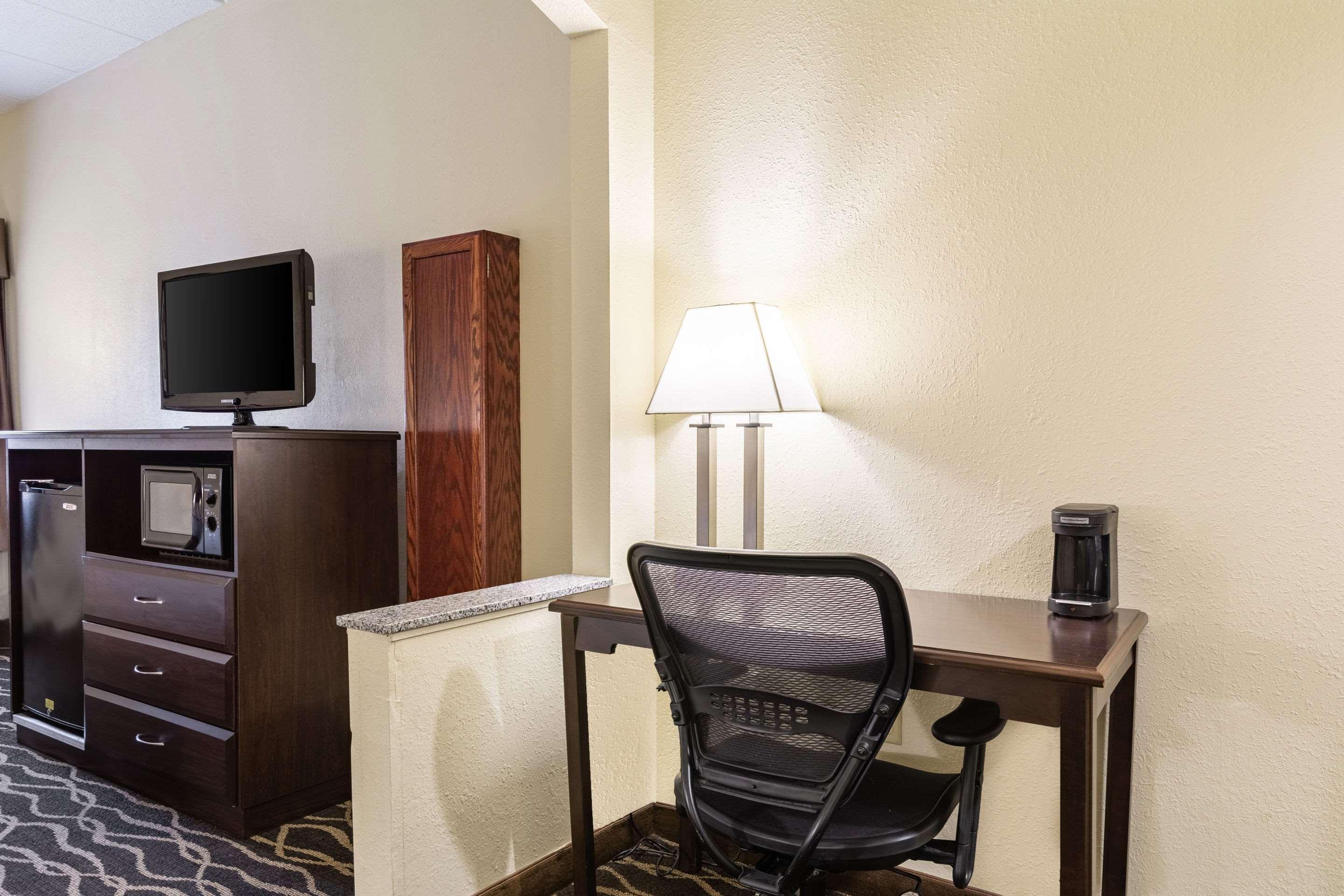 Quality Inn & Suites Southport Indianapolis Exterior photo